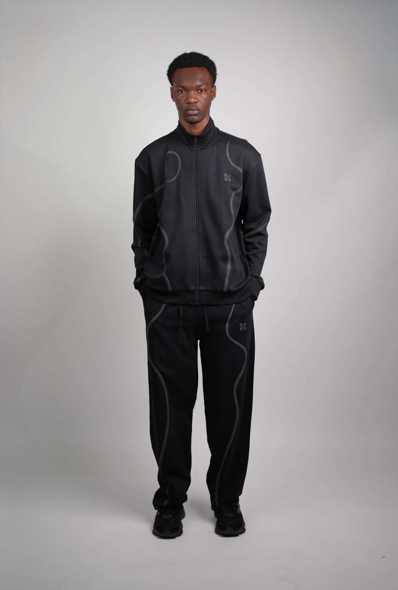 Ensemble survet noir KIRA Pattern fleuve Kirané ton sur ton - Streetwear premium Paris
